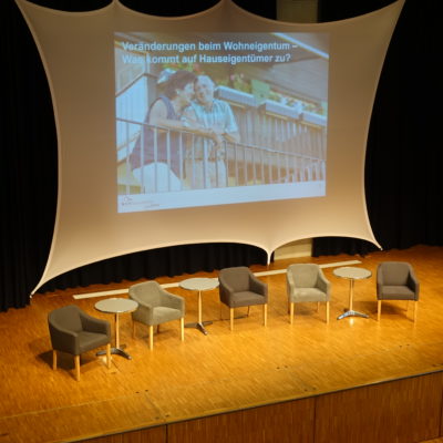 Auditorium Bühne Podiumsdiskussion